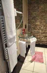 ein Badezimmer mit einem Glaswaschbecken und Handtüchern in der Unterkunft Comfort Accommodation Loft in Bergamo