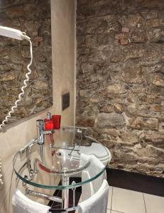 Łazienka z kamienną ścianą i umywalką w obiekcie Comfort Accommodation Loft w Bergamo