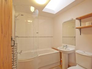 La salle de bains est pourvue d'une baignoire, d'un lavabo et de toilettes. dans l'établissement Timberway, à Okehampton