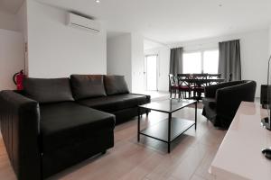 een woonkamer met een bank en een tafel bij Carmona G in São Martinho do Porto