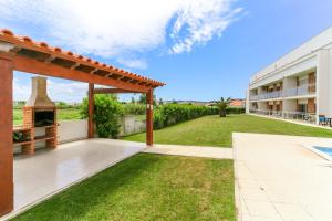 een patio met een open haard en een tuin bij Carmona G in São Martinho do Porto