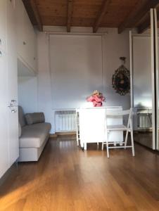 een woonkamer met een bank en een tafel bij Corte Da Vinci - Fiera Milano e Milano City in Bareggio