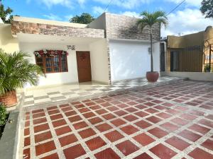 a house with a red and white tile driveway at Vivir La Costa - Casa de Fina in Ríohacha