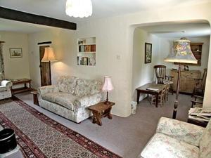WarbletonにあるDill Hundred Cottageのリビングルーム(ソファ、椅子付)