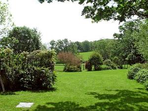 WarbletonにあるDill Hundred Cottageの木々や茂みのある緑草原