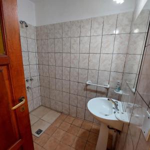 ein Bad mit einem Waschbecken und einer Dusche in der Unterkunft Hostal killari in Cafayate