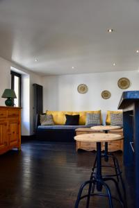 uma sala de estar com um sofá e uma mesa em Appartement 6 personnes, les 3 vallées, près des Thermes em Brides-les-Bains