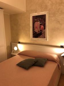 een slaapkamer met een bed met twee verlichting bij Sunset house in Rosignano Marittimo