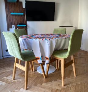 a table with chairs and a table cloth on it at Acogedor departamento en Caballito in Buenos Aires