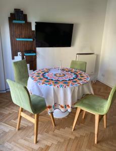 una mesa de comedor con un mantel de flores. en Acogedor departamento en Caballito en Buenos Aires