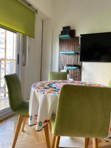 uma sala de jantar com mesa e cadeiras em Acogedor departamento en Caballito em Buenos Aires