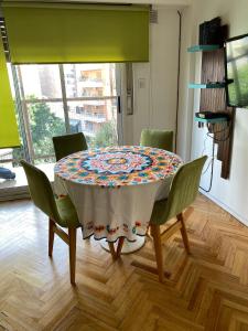 mesa de comedor con mantel en Acogedor departamento en Caballito en Buenos Aires