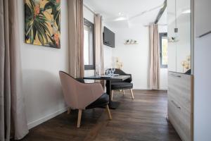 - une salle à manger avec une table et des chaises dans l'établissement Le Maleville - Balnéo & Ascenseur, à Périgueux