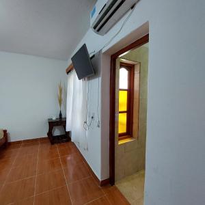 Habitación con pasillo con puerta y ventana en Hostal killari en Cafayate