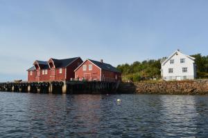 een groep huizen op een dok op een waterlichaam bij Skagakaia in Bø i Vesterålen