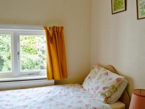 1 dormitorio con cama y ventana en Strathisla, en Largs