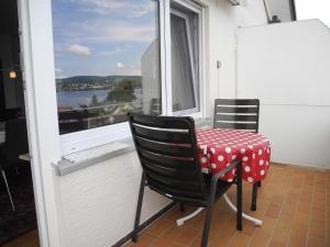 een tafel en stoelen op een balkon met een raam bij Ferienwohnung Grob "Seeblick" in Konstanz +4 foto's