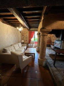 ein Wohnzimmer mit Sofas und Stühlen in einem Gebäude in der Unterkunft Casa Goris in Merza