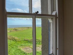アベルダロンにあるPenrhyn Mawr - Hw7642の緑地の景色を望む窓