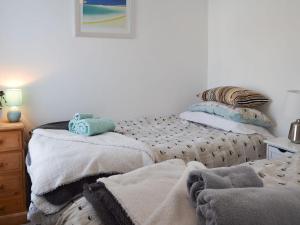 Cama o camas de una habitación en Kingfisher Cottage