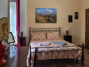 una camera da letto con un letto e due asciugamani di il Rifugio dell'Artista a Passignano sul Trasimeno