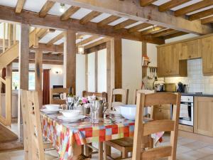 a kitchen and dining room with a table and chairs at Ty Rhyd in Llanrhaeadr-ym-Mochnant