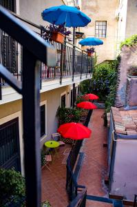 un groupe de parasols rouges et bleus sur un balcon dans l'établissement Vulcano Apartment, à Catane