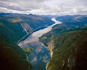 eine Luftansicht auf einen Fluss zwischen zwei Bergen in der Unterkunft Vestly in Etnesjøen