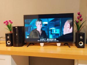 TV a/nebo společenská místnost v ubytování Kampar Champs Elysees, King Bed Studio unit 12A21