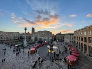 eine Gruppe von Menschen, die über einen Stadtplatz spazieren in der Unterkunft Civico40Apartment in Lecce