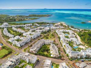 una vista aerea di un resort vicino all'oceano di Luxury room by Grand Vacations a Roches Noires