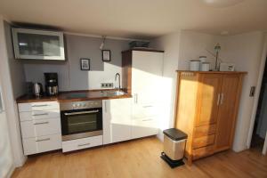 Kuchyň nebo kuchyňský kout v ubytování Ferienhaus Ankerplatz 1