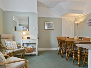 ein Esszimmer mit einem Tisch und Stühlen in der Unterkunft Blencathra House in Keswick