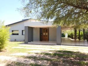 Una casa blanca con un árbol delante. en Campo sereno en 