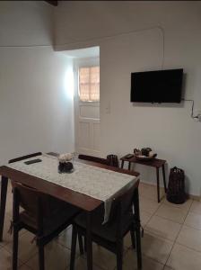 Zimmer mit einem Tisch, 2 Stühlen und einem TV in der Unterkunft Queen Stampalia in Astypalea-Stadt