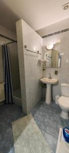 トゥシンにあるHOTELOWE Pokoje J.Bukowieckaのバスルーム(洗面台、トイレ、シャワー付)