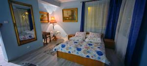 una camera da letto con un letto, un tavolo e una lampada di HOTELOWE Pokoje J.Bukowiecka a Tuszyn