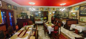 トゥシンにあるHOTELOWE Pokoje J.Bukowieckaのテーブルと椅子が備わるレストラン