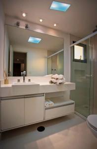 a bathroom with a sink and a mirror at Apto com WiFi piscina e proximo ao MASP Sao Paulo in São Paulo