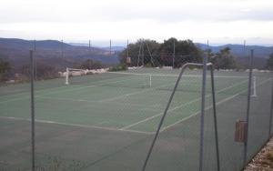Tenis dan/atau kemudahan skuasy di Le gite "lou picatas" avec terrasse atau berdekatan