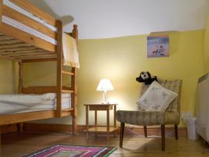 EltonにあるIvy Cottageのベッドルーム1室(二段ベッド1組、椅子、パンダクマのぬいぐるみ付)