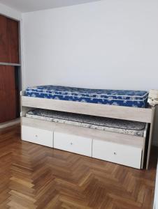 2 literas en una habitación con suelo de madera en Casa Grande Mar del Plata hasta 10 Personas. Parque, Parrilla, Cochera, Luminosa, WIFI, LCD, Impecable estado. en Mar del Plata