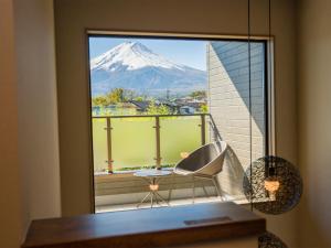 Zimmer mit Bergblick durch ein Fenster in der Unterkunft Rakuten STAY Fuji Kawaguchiko Station - Japanese Modern Villa Mt Fuji View 101 in Fujikawaguchiko