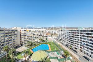 普拉亞戴爾雷安格萊斯的住宿－Apartamento Los Molinos，公寓大楼和游泳池的空中景致