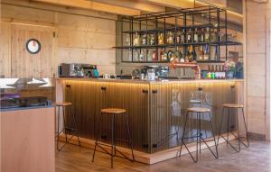 杰泽扎尼Beautiful Apartment In Jezierzany的一间酒吧,房间里有三把凳子