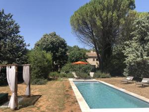 a swimming pool in the yard of a house at La garonne a ginasservis in Ginasservis
