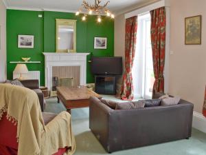 UplymeにあるYawl Houseの緑の壁のリビングルーム(ソファ、テレビ付)