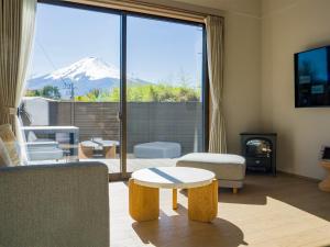 sala de estar con vistas a la montaña en Rakuten STAY Fuji Kawaguchiko Station - Japanese Modern Villa Mt Fuji View 103 en Fujikawaguchiko
