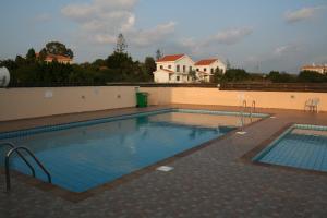 una gran piscina en la parte superior de un edificio en Nissi Villa en Ayia Napa