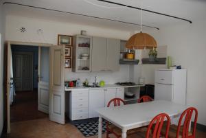 Кухня или мини-кухня в Appartamenti a Magnano
